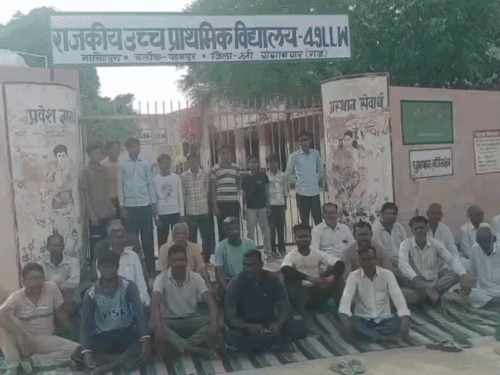 कचरा प्लांट के विरोध में स्कूलों पर ताले जड़े:बोले- शहर की गंदगी गांव में नहीं आने देंगे, स्टाफ को बाहर ही रुकना पड़ा