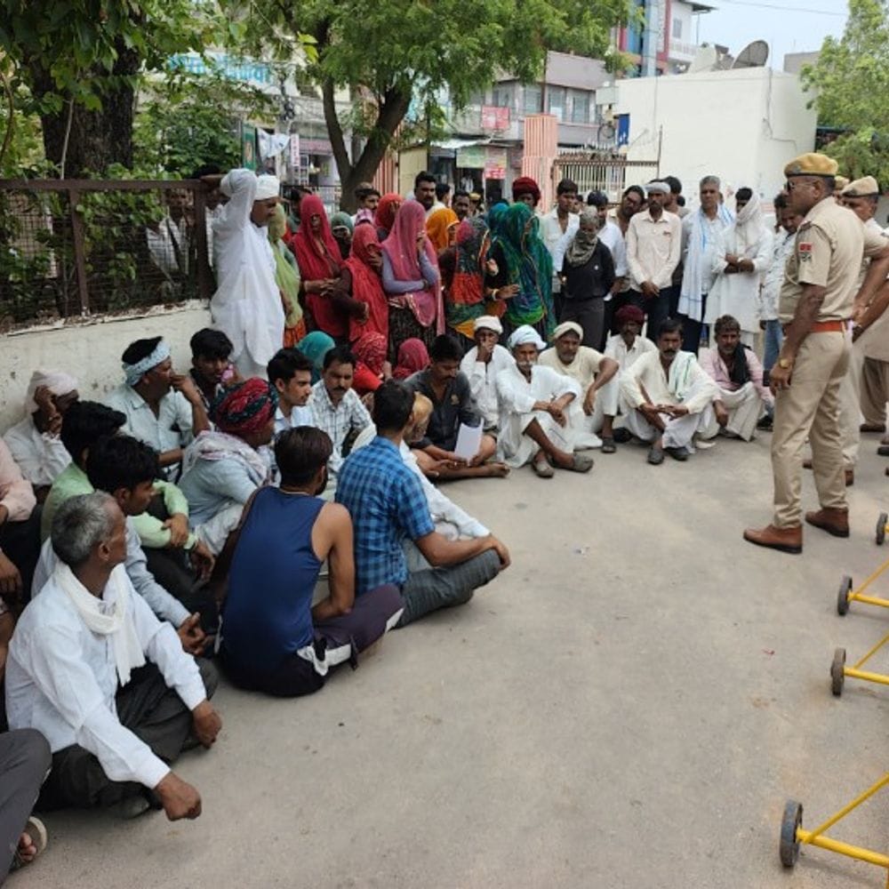 करंट से किसान की मौत, परिजनों का कलेक्ट्रेट पर धरना:बकरा मंडी संचालकों पर लापरवाही का आरोप; समझाइश के बाद माने