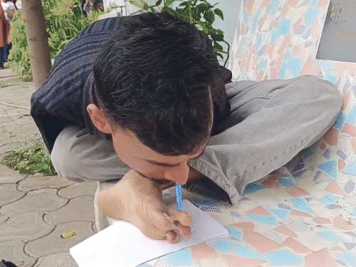 करंट से दोनों हाथ गंवाए, मुंह से लिखी LDC परीक्षा:पैर की उंगलियों से दिया सहारा; RAS मेंस एग्जाम भी दिया था