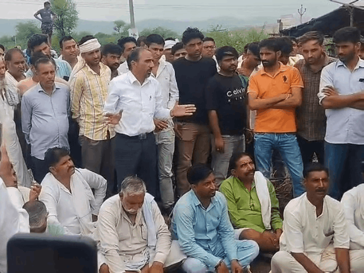 करौली में 40 घंटे से प्रमुख मार्गों पर लगा जाम:पांचना बांध के पानी से जुड़े विवाद को लेकर यातायात ठप