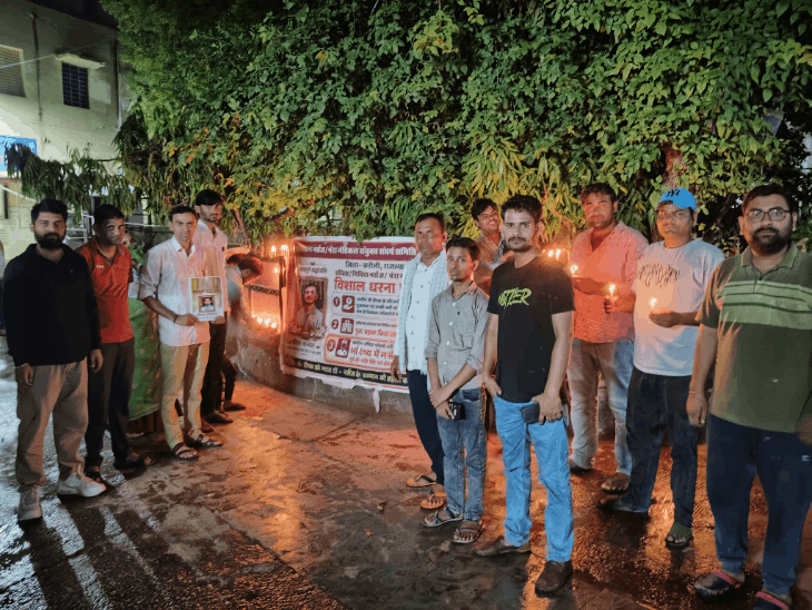 करौली में पैरामेडिकल कर्मचारियों ने निकाला कैंडल मार्च:हटाए गए कर्मचारियों की बहाली की उठाई मांग, जारी रहेगा आंदोलन