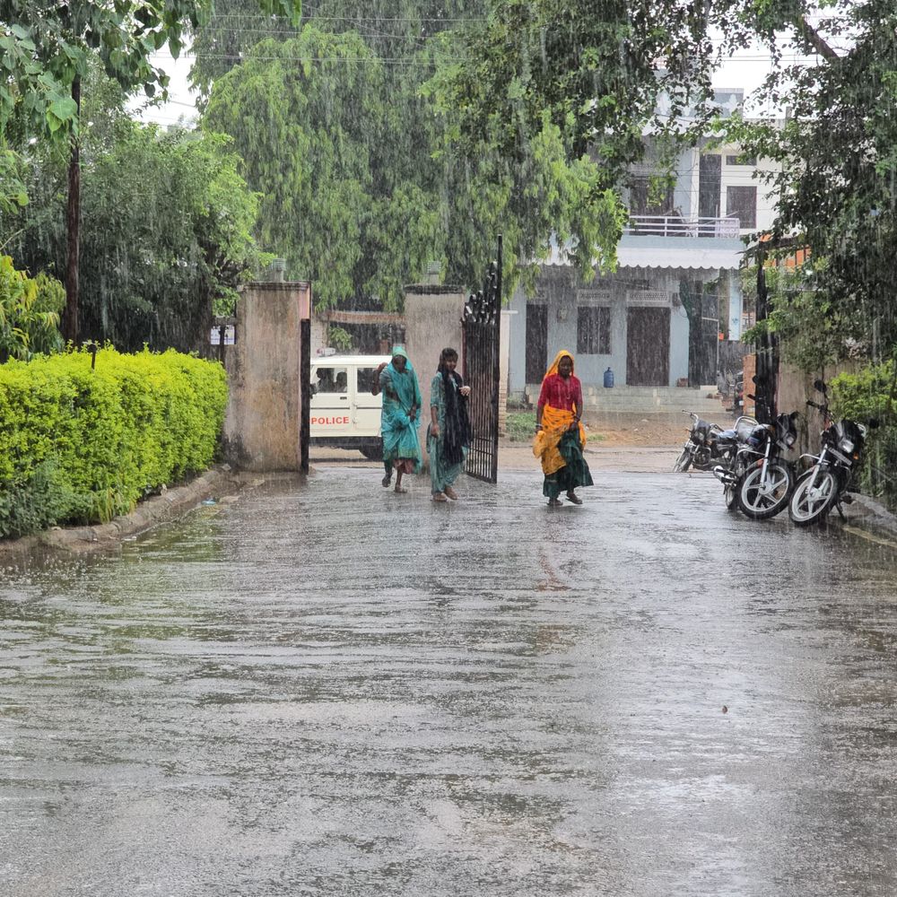 करौली में रिमझिम बारिश, मौसम हुआ सुहावना:हिंडौन सहित कई क्षेत्रों में गर्मी-उमस से मिली राहत, फसलों को फायदा