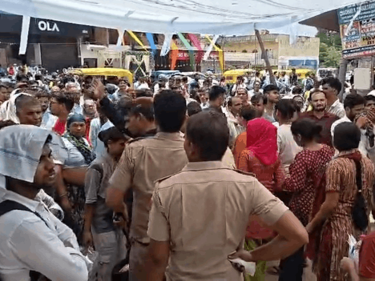 करौली में लिपिक भर्ती परीक्षा में 74% अभ्यर्थी हुए शामिल:12 केंद्रों पर पहली पारी संपन्न, कड़ी जांच के बाद मिला प्रवेश