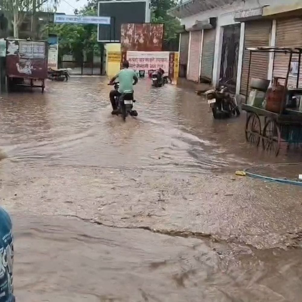 करौली में शाम को हुई तेज बारिश:तापमान में गिरावट से लोगों को मिली गर्मी से राहत, बरसात का दौर जारी रहने की संभावना