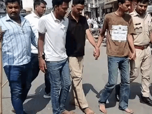 कर्मचारी ही निकला 20 लाख रुपए लूट का मास्टर माइंड:मुख्य बाजार में निकाली आरोपियों की परेड; सोशल मीडिया से सीखा वारदात का तरीका