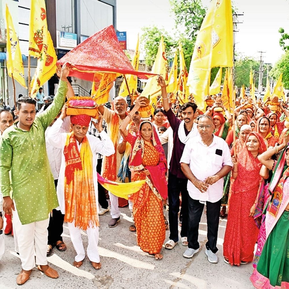 कलश यात्रा का पुष्प वर्षा से स्वागत, सात दिवसीय भागवत कथा शुरू हुई