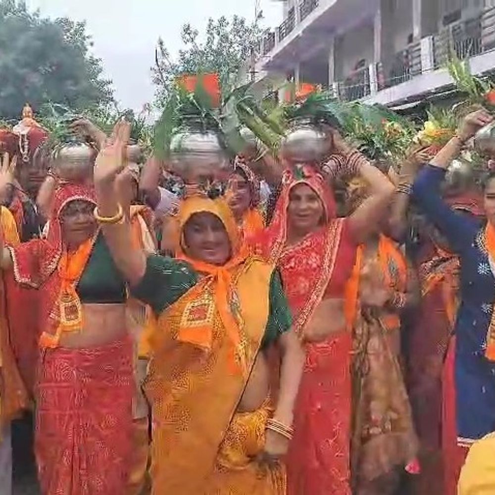 कलश यात्रा के साथ गुरु पूर्णिमा महोत्सव शुरू:श्रीमद्भागवत सप्ताह ज्ञानयज्ञ का शुभारंभ, श्रद्धालुओं ने रास्ते में पुष्पवर्षा कर किया स्वागत