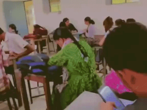 कला कॉलेज में परीक्षा में नकल का VIDEO:टर्म टेस्ट में स्टूडेंट ने मोबाइल देखकर पेपर किया सॉल्व, पूर्व प्राचार्य कार पर बैनर लगा पहुंचे