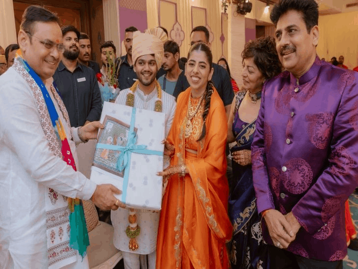 कवि शैलेश लोढ़ा की बेटी की मेहंदी की रस्म हुई:कल जोधपुर में होंगे फेरे; सीएम भजनलाल ने दूल्हा-दुल्हन को आशीर्वाद दिया