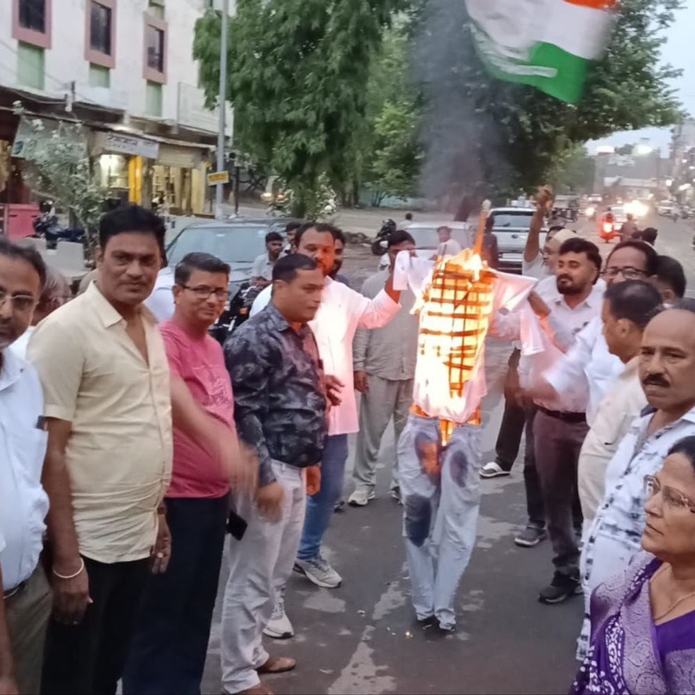 कांग्रेस ने केंद्रीय शिक्षा मंत्री धर्मेंद्र प्रधान का पुतला फूंका:बोले-युवाओं के भविष्य के साथ खिलवाड़ हुआ; पार्टी कार्यालय के बाहर हुआ प्रदर्शन