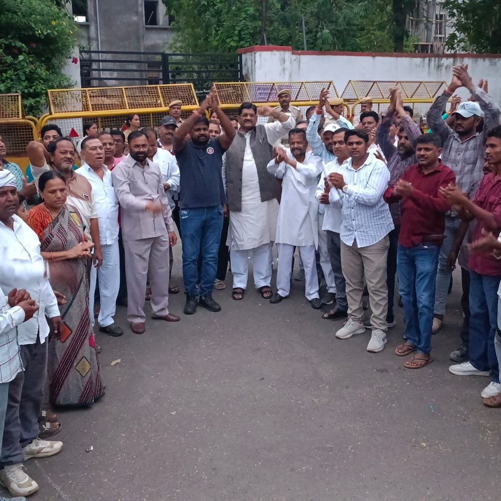 कांग्रेस ने पीएम मोदी का पुतला जलाया:नीट पेपर लीक मामले में शिक्षा मंत्री का इस्तीफा मांगा, युवाओं पर हुए लाठीचार्ज का विरोध