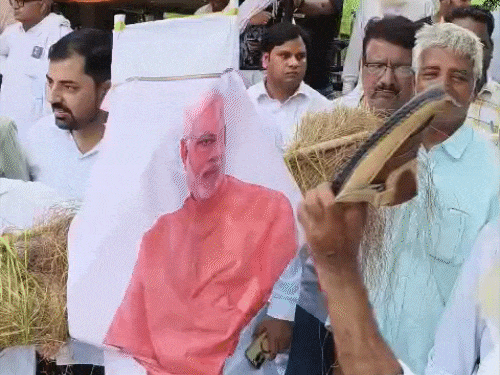 कांग्रेस प्रोटेस्ट, PM मोदी के पुतले को चप्पलों से पीटा:यमुनानगर में लाठियां मारकर आग लगाई, भिवानी में पुलिस से धक्का-मुक्की; 5 बजे पंचकूला BJP दफ्तर घेरेंगे