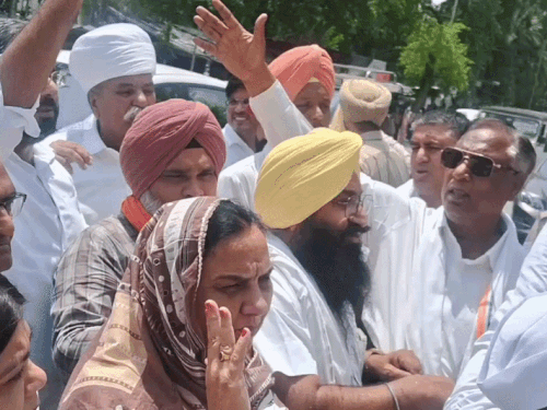 कांग्रेस बोली-एथेनॉल मिश्रित पेट्रोल से बढ़ेगा आम आदमी पर बोझ:गाड़ियों के इंजन जल्दी खराब होंगे; कलेक्ट्रेट के बाहर प्रदर्शन और नारेबाजी