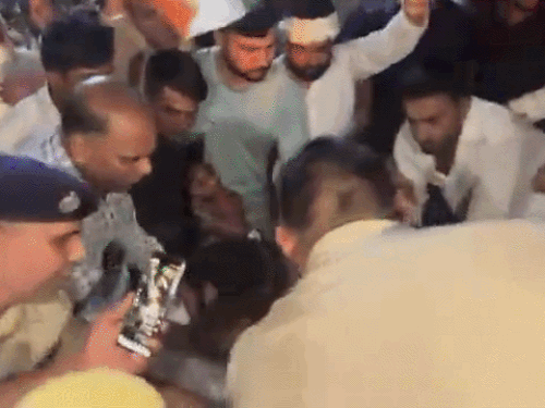 कांग्रेस विधायक बोले- छात्रों पर लाठीचार्ज कायराना हरकत:राहुल गांधी को हिरासत में लेने पर प्रदर्शन किया, नेशनल हाईवे जाम करने की कोशिश