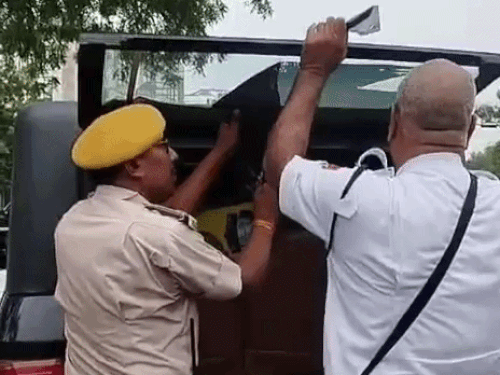कार के शीशों से काली फिल्म-जातिसूचक शब्द हटाए:भीलवाड़ा ट्रैफिक पुलिस का एक्शन; 16 जुलाई तक चलेगा अभियान