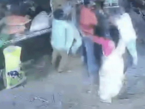 कारखाने में घुसकर युवक-परिवार पर हमला, VIDEO:कारीगर से पैसे वसूली के विवाद में मारपीट, घटना CCTV में कैद