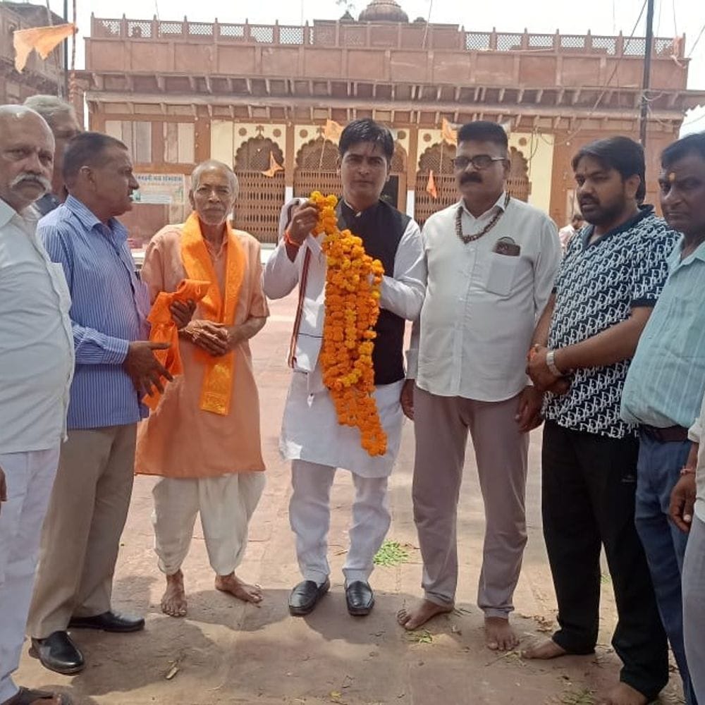 कार्यकर्ताओं से हिंदू सनातन वाहिनी को मजबूत बनाने पर चर्चा:अध्यक्ष ने मंदिरों में पूजा-अर्चना की, सनातन परंपराओं के संरक्षण पर जोर