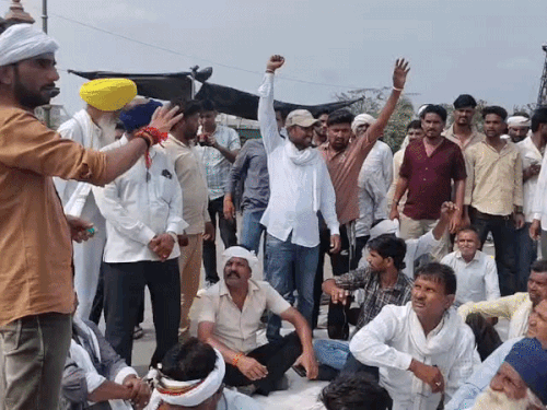 किसानों ने नहरी पानी की मांग को लेकर दी गिरफ्तारियां:कोटा बैराज की तरफ कूच करते समय पुलिस ने रोका, धरने पर बैठे;दो दिन का अल्टीमेटम
