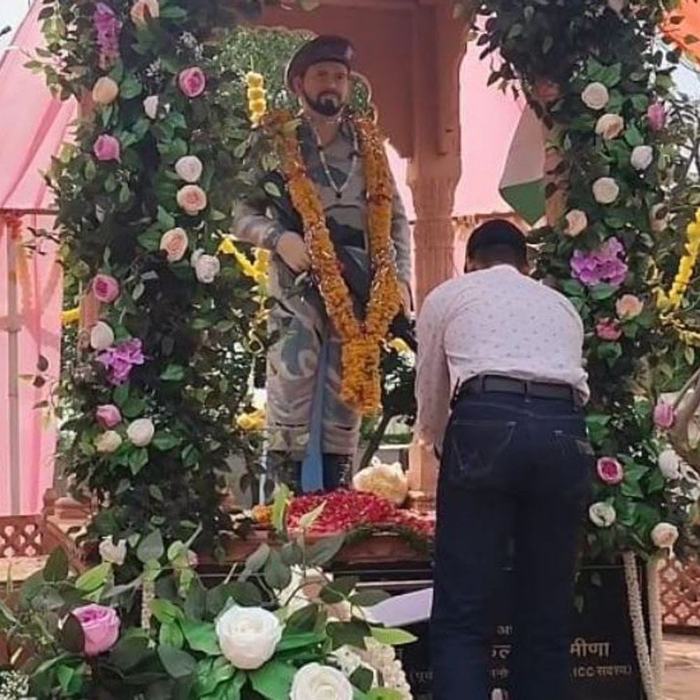 कुपवाड़ा के शहीद मुकुट बिहारी मीणा को श्रद्धांजलि:8वीं पुण्यतिथि पर उमड़ा जनसैलाब, पुष्पांजलि अर्पित कर किया नमन