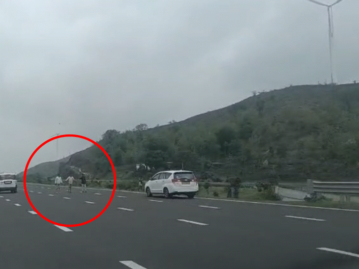 केंद्रीय मंत्री नितिन गडकरी की सुरक्षा में चूक:एमपी में एक्सप्रेस-वे पर गुजरते काफिले के सामने आए 3 युवक; 120 की रफ्तार में थीं गाड़ियां