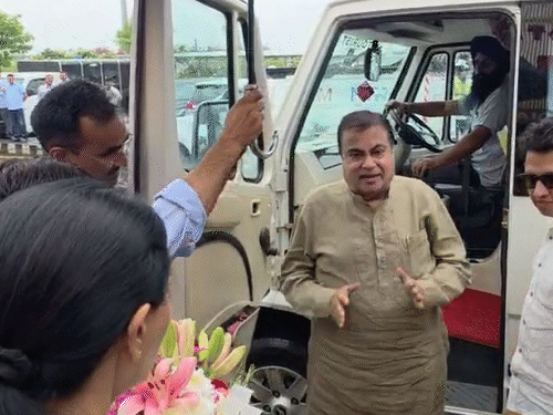 केंद्रीय मंत्री नितिन गडकरी का दिल्ली-मुंबई एक्सप्रेसवे का दौरा:अलवर के पिनान रुका काफिला, एक्सप्रेसवे पर बढ़ते हादसों को लेकर NHAI अफसरों से की चर्चा