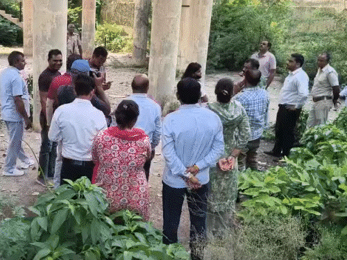 कैप्टन के पिता ने बेटे को पीटा,महिला टंकी पर चढ़ी-VIDEO:बोली- शादी में फोटोग्राफी की थी, घर बुलाकर मारपीट कर लेपटॉप-मोबाइल छीना