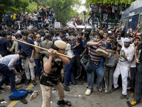 'कॉकरोचों' पर बरसीं लाठियां, आंसू गैस से खदेड़ा:सोनम को चादर में छिपाकर ले गई पुलिस, सड़क पर लेटे राहुल; 5 दिन का हंगामा, 40 तस्वीरें