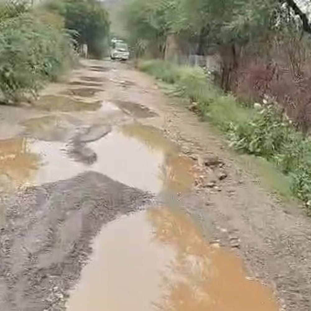 कोटपूतली में जर्जर सड़क के खिलाफ ग्रामीणों का प्रदर्शन:कलेक्टर को ज्ञापन सौंपा, बोले- जल्द काम नहीं हुआ तो होगा बड़ा आंदोलन