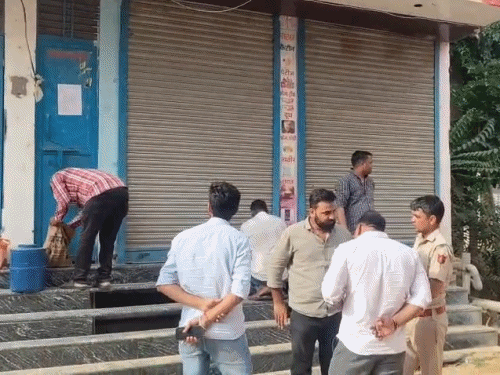 कोटपूतली में फायर सेफ्टी नियमों की अनदेखी पर कार्रवाई:कोचिंग सेंटर-मॉल समेत 6 भवन सीज, 30 दिन में इंतजाम नहीं किए तो होगी स्थायी सील