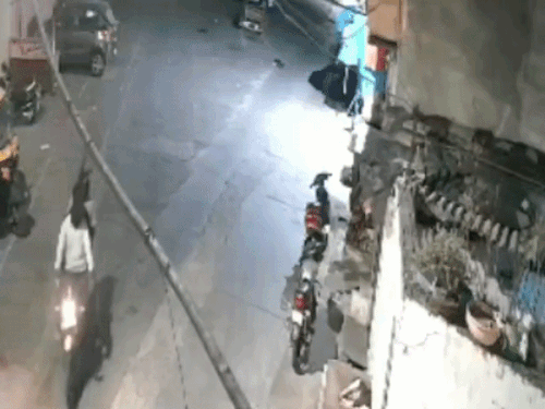 कोटा में 25 सेकेंड में उड़ाई बाइक, VIDEO:पुलिस चौकी के पास तीन बदमाशों ने चोरी की वारदात को दिया अंजाम, CCTV में कैद