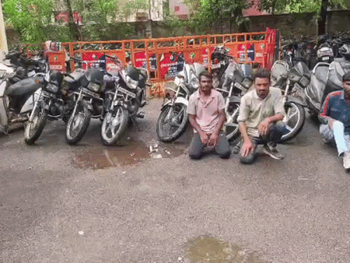 कोटा में 4 वाहन चोर गिरफ्तार, 16 बाइक जब्त:महावीर नगर और नयापुरा थाना पुलिस की कार्रवाई; पुर्जे अलग-अलग बेचते थे