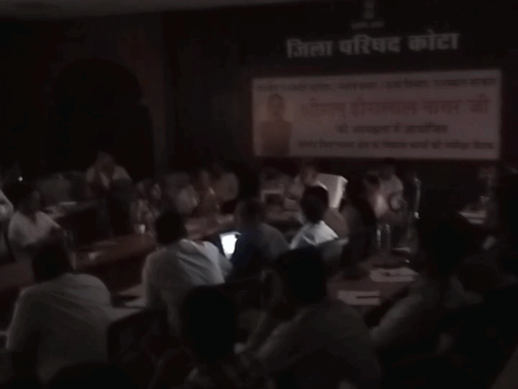 कोटा में ऊर्जा मंत्री की बैठक में बत्ती गुल:6 मिनट तक अंधेरे में बैठे रहे हीरालाल नागर, सड़कों के निर्माण पर चल रही थी चर्चा
