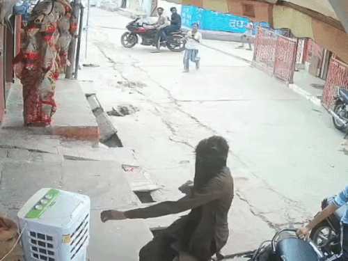 कोटा में गंडासे और डंडे लेकर दुकान में घुसे बदमाश,VIDEO:काउंटर, शीशे और सामान तोड़ा; जान बचाने के लिए दुकानदार ने शटर बंद किया
