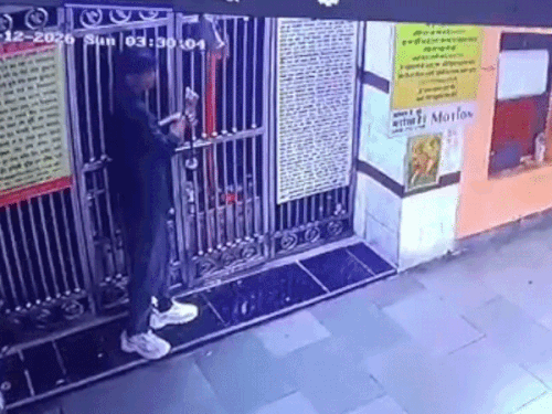कोटा में पहले बिना रुमाल, फिर मुंह ढककर लूटा मंदिर,VIDEO:जूते की दुकान का ताला भी तोड़ने की कोशिश, जांच में जुटी पुलिस