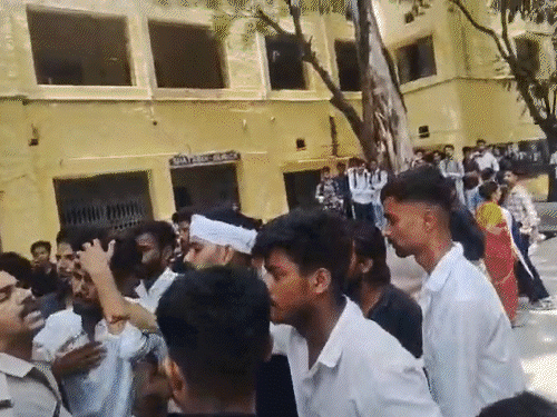कोटा में NSUI-ABVP के कार्यकर्ता भिड़े:NSUI प्रदेश सचिव बोले- मेरा सिर फोड़ा, छात्रा नेता के बाल खींचे; बीच-बचाव में थानाधिकारी 2 बार गिरे