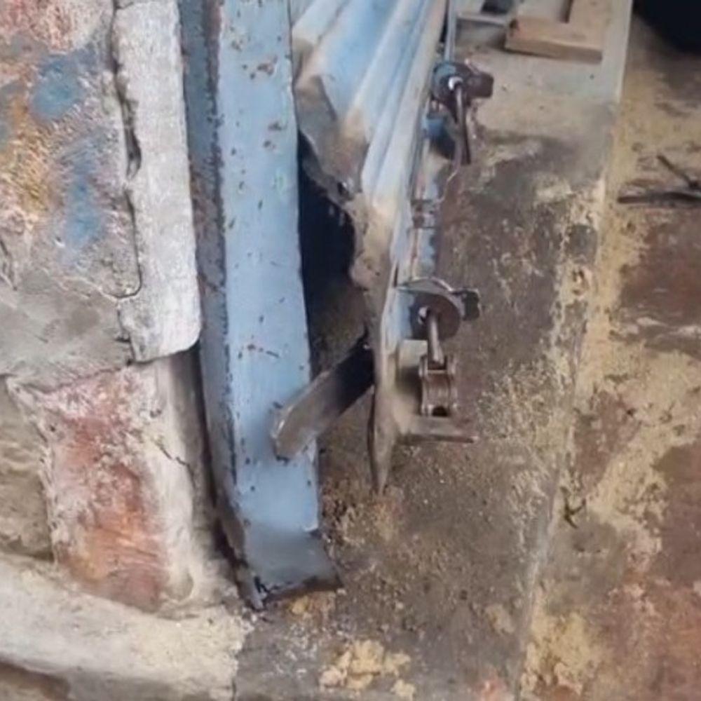कोतवाली-थाने से 100 मीटर की दूरी पर दुकान में चोरी:चोरों ने चुराए 20 हजार रुपए, पहचान छिपाने के लिए सीसीटीवी भी तोड़ गए
