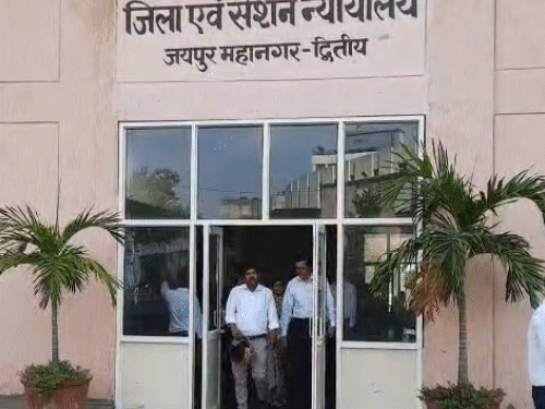 कोर्ट बोला-लोगों को कीड़े-मकोड़े, खुद को राजा समझता है नगर-निगम:कर्मचारी के रिटायरमेंट पर मिले रुपयों से सैलरी काटने पर जताई नाराजगी, कमिश्नर से मांगा जवाब