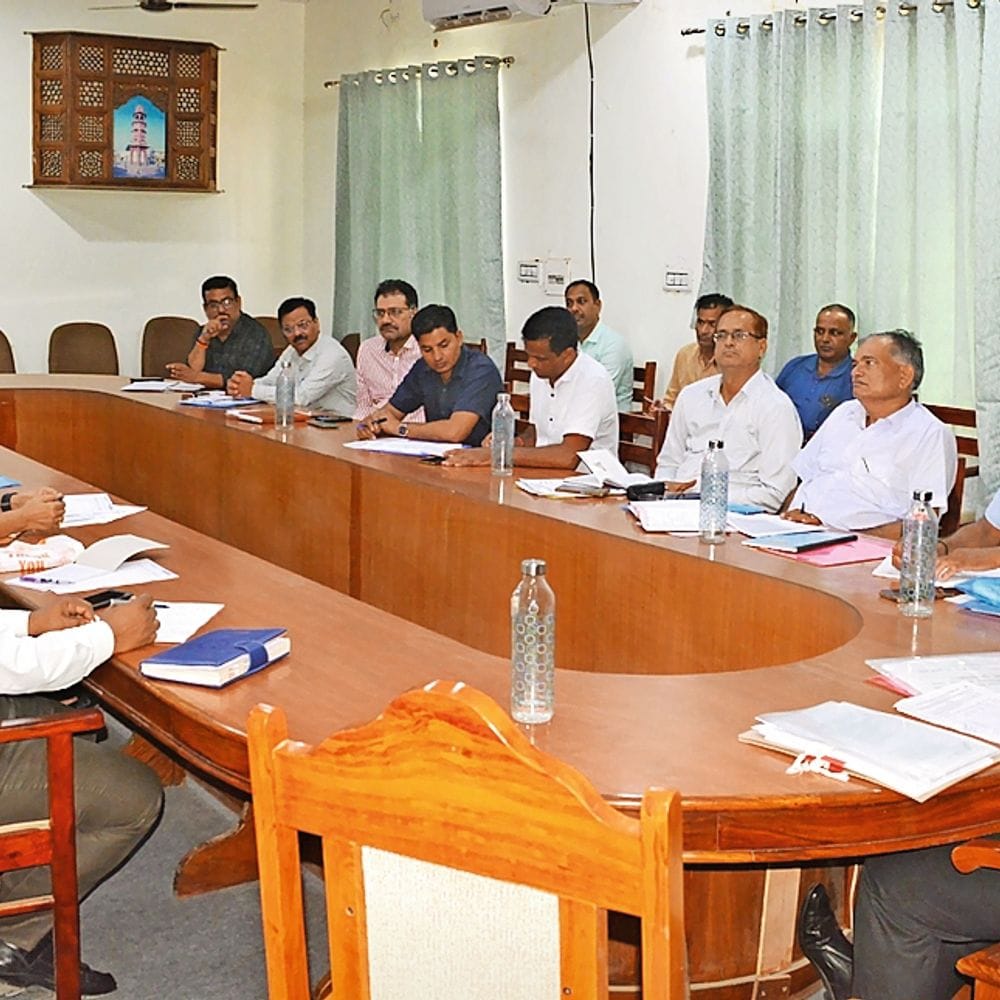 क्षतिग्रस्त स्कूल भवन में शिक्षण गतिविधियां न करें, छतों की सफाई करवाएं, नामांकन बढ़ाएं : कलेक्टर