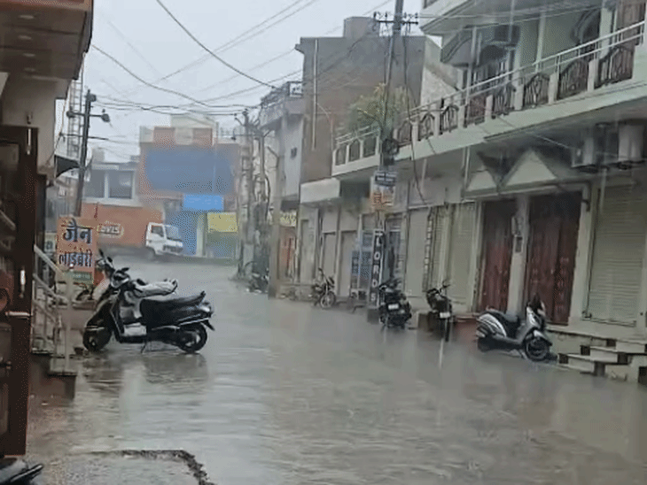 खैरथल-तिजारा जिले में 30 MM बारिश दर्ज:तापमान में 8 डिग्री गिरावट, रुक-रुककर बूंदाबांदी जारी