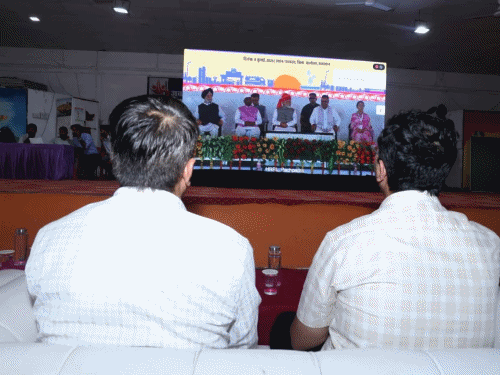 खैरथल-तिजारा में 380 युवाओं को मिले नियुक्ति पत्र:कलेक्टर और पूर्व विधायक ने दिए; पचपदरा रिफाइनरी उद्घाटन का लाइव प्रसारण भी देखा