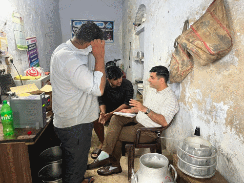 खैरथल-तिजारा में मिलावटी दूध रोकने के लिए अभियान:दूध, दही, पनीर के 5 सैंपल लिए, सफाई मिलने पर नोटिस