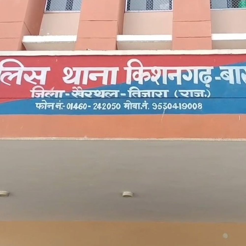खैरथल में 4400 लीटर अवैध पेट्रोलियम जब्त:दो तस्कर गिरफ्तार, तीन गाड़ियां भी जब्त की; किशनगढ़बास पुलिस की कार्रवाई