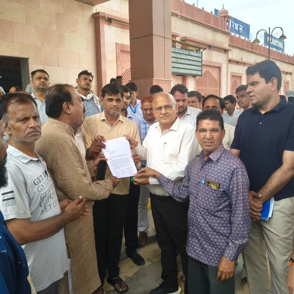 खैरथल स्टेशन के पुनर्विकास कार्यों का एजीएम ने निरीक्षण किया:यात्रियों की सुविधाओं से जुड़ी मांगें उठीं, ट्रेनों के ठहराव और जीआरपी-आरपीएफ चौकी की मांग