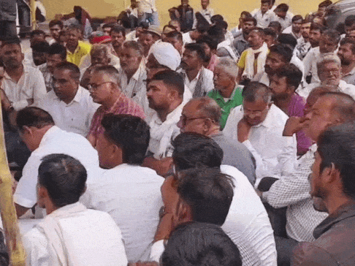 गड्ढे में डूबे चचेरे-भाइयों की मौत, परिजन धरने पर बैठे:आर्थिक मुआवजा, नौकरी समेत विभिन्न मांगों पर अड़े