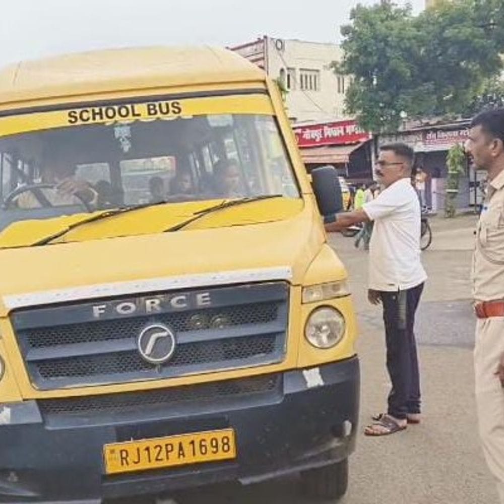 गांधी चौराहे पर स्कूल वाहनों की जांच:पुलिस ने देखे डॉक्यूमेंट्स, ड्राइवरों को रूटीन स्वास्थ्य जांच कराने की हिदायत दी