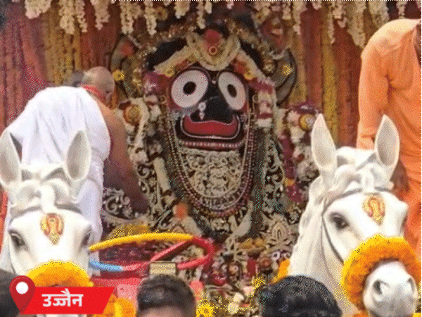 गार्ड ऑफ ऑनर के साथ निकली भगवान जगन्नाथ की रथयात्रा:उज्जैन में पहली बार 3 रथ, ढाई लाख की पोशाक में विराजे प्रभु