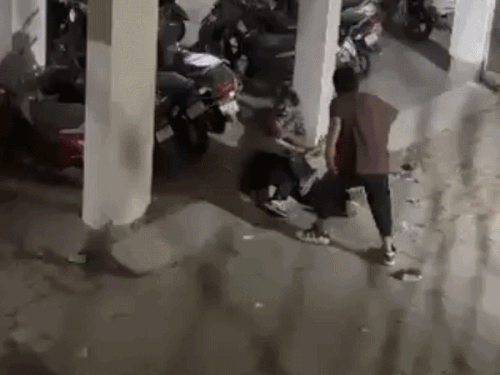 गार्ड से मारपीट, थाने पहुंचे यूनिक बिल्डिंग के क्षेत्रवासी:लाठी-डंडों से मारपीट का आरोप, घेराव कर आरोपियों को गिरफ्तारी करने की मांग
