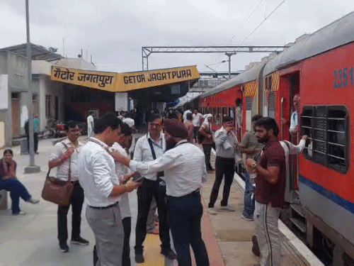 गैटोर-जगतपुरा रेलवे स्टेशन पर बिना टिकट पकड़े 437 यात्री:टिकट चेकिंग अभियान में 55 अधिकारियों-जवानों ने 2.49 लाख रुपए का वसूला जुर्माना