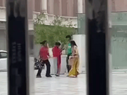 गोल्डन टेंपल के बाहर सगी बहनें भिड़ीं, VIDEO:माथा टेकने से पहले दोनों में बहस, एक ने दूसरी को थप्पड़ मारे, फिर भाग निकली