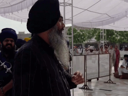 गोल्डन टेंपल में निक्कर पहने विदेशी कपल को रोका,VIDEO:पूछा- कितने का टिकट; सिख बोला- एंट्री फ्री, पहले पूरे कपड़े पहनकर आओ